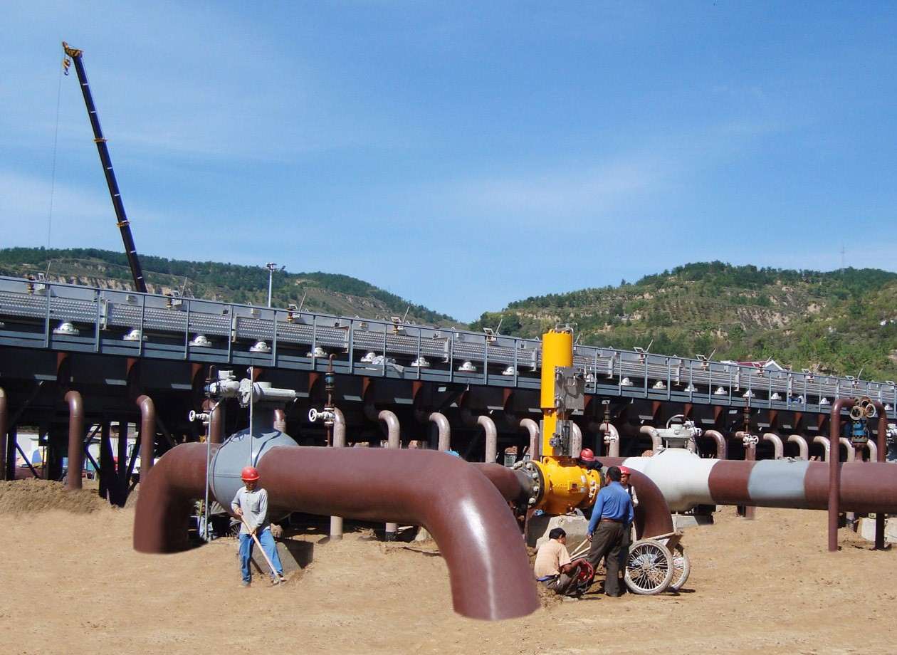 西氣東輸一線空冷器正在延川壓氣站安裝調(diào)試.jpg 西氣東輸一線空冷器正在延川壓氣站安裝調(diào)試.jpg